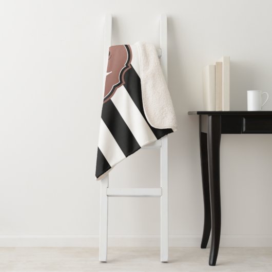 Monogramm Schwarz-Weiß-Streifen Sherpadecke (Beispiel)