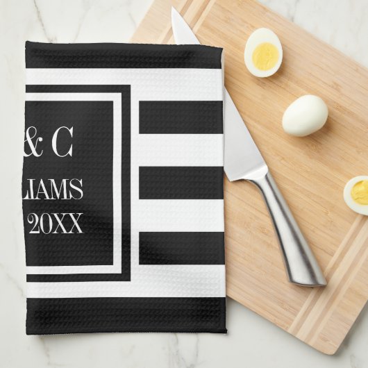 Monogramm Schwarz-weißer Streifen Personalisiert Geschirrtuch (Viertel Falte)