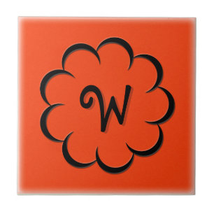 Monogramm schwarze Blume auf Tango Orange Fliese