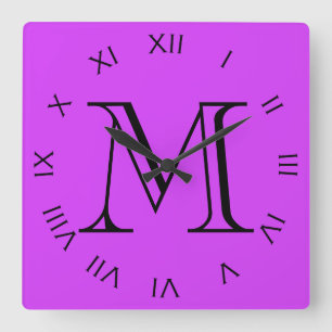 Monogramm schwarze römische Zahlen auf Lila Fußbal Quadratische Wanduhr