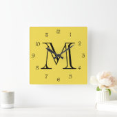 Monogramm schwarze Skriptnummern auf gelbem Uhrwer Quadratische Wanduhr (Zuhause)