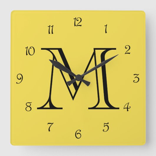 Monogramm schwarze Skriptnummern auf gelbem Uhrwer Quadratische Wanduhr (Vorderseite)