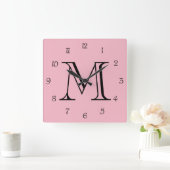Monogramm schwarze Skriptnummern auf rosa Wccm Quadratische Wanduhr (Zuhause)