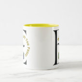 Monogramm schwarzer Buchstabe E Pfau wünscht Fried Zweifarbige Tasse (Mittel)