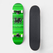 Monogramm, Schwarzer Drache auf grünem Metalleffek Skateboard (Vorderseite)