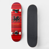 Monogramm, Schwarzer Drache auf rot-metallischem E Skateboard (Vorderseite)