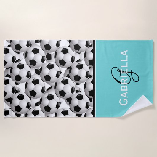 Monogramm-schwarzes Fußball-Muster Strandtuch (Vorderseite)