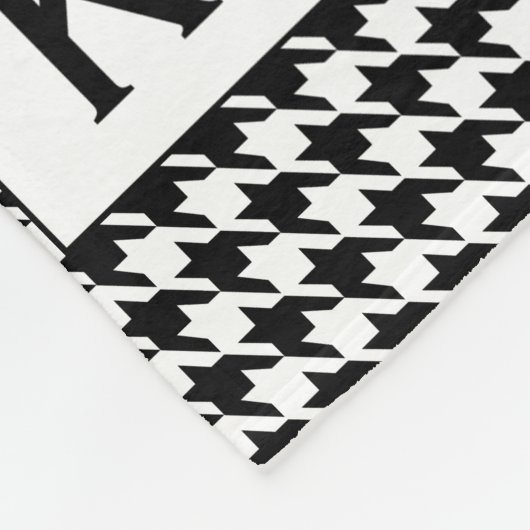 Monogramm Schwarzweiß-Hahnentrittmuster-Muster Fleecedecke (Ecke)