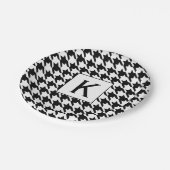 Monogramm Schwarzweiß-Hahnentrittmuster-Muster Pappteller (Schrägansicht)