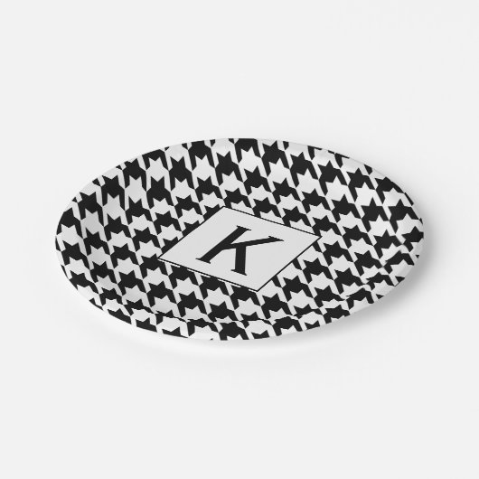 Monogramm Schwarzweiß-Hahnentrittmuster-Muster Pappteller (Schrägansicht)