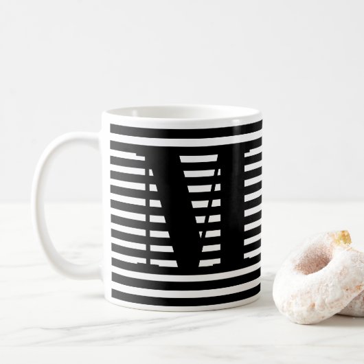 Monogramm Schwarzweißstreifen - Muster modern Kaffeetasse (Mit Donut)