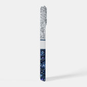 Monogramm Silber Dunkelblauer Glitter Trend Chic iPhone 15 Hülle (Rechte Seite)