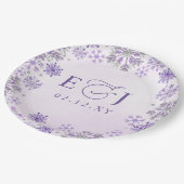 Monogramm Silber Lila Schneeflocken Winterhochzeit Pappteller (Schrägansicht)