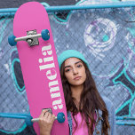 Monogramm Skateboard<br><div class="desc">Cooles Skateboard mit Monogrammnamen oder Initialen in einem beliebten und trendigen,  feinen weißen Schriftart auf einem hellrosa Hintergrund. Sie können die Größe des Schriftartes im Entwurfstool für kürzere oder längere Namen anpassen.</div>