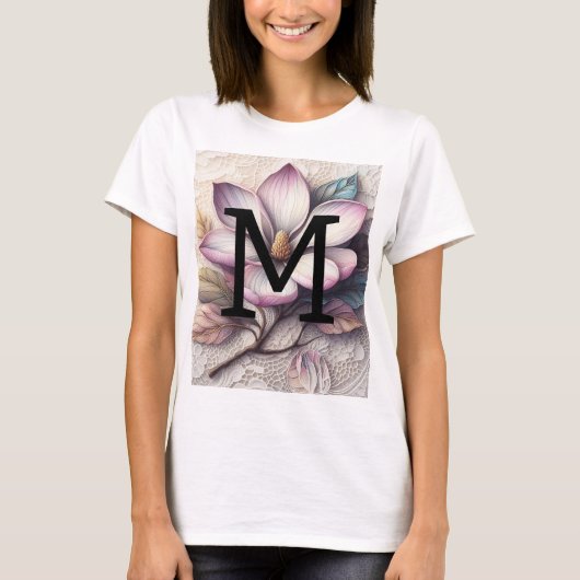 Monogramm Spitze Blumenrosa lila Magnolische Blume T-Shirt (Vorderseite)