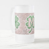 Monogramm Spitzen-grünes Kleeblatt St Patrick's Da Mattglas Bierglas (Vorderseite Links)