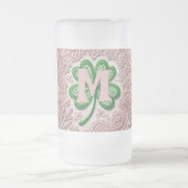 Monogramm Spitzen-grünes Kleeblatt St Patrick's Da Mattglas Bierglas (Mittel)
