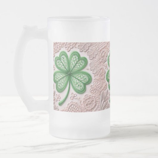 Monogramm Spitzen-grünes Kleeblatt St Patrick's Da Mattglas Bierglas (Links)