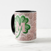Monogramm Spitzen-grünes Kleeblatt St Patrick's Da Tasse (Vorderseite Links)