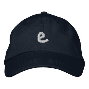 Monogramm-Stickmappe, bestickt Bestickte Baseballkappe