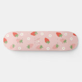 Monogramm süße Rosa und rote Erdbeeren Skateboard (Horizontal)