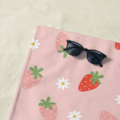 Monogramm süße Rosa und rote Erdbeeren Strandtuch (Beispiel)