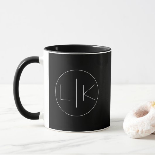 Monogramm-Tasse für Minimalistische Schwarzweißini Tasse (Mit Donut)