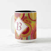 Monogramm-Tasse mit hellen, farbigen Rings & Circl Zweifarbige Tasse (Vorderseite Links)