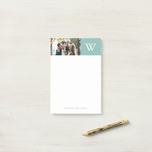 Monogramm und Foto des Miniaturfarbblocks Post-it Klebezettel (Auf Schreibtisch)