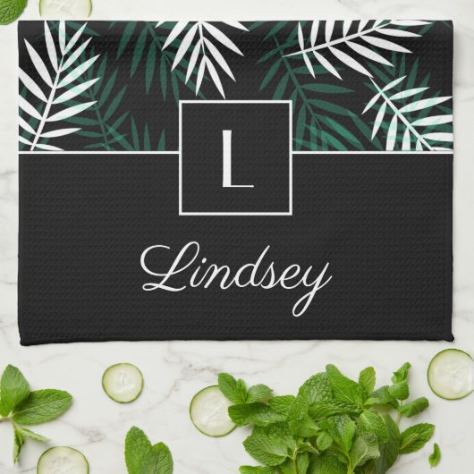 Monogramm und Ihr Name auf dunkelgrünem Blätter Geschirrtuch (Gefaltet)