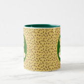 Monogramm und Leopard auf grüner Braun und goldene Zweifarbige Tasse (Mittel)