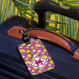 Monogramm und Name der gelben Pickleys auf rosa Gepäckanhänger