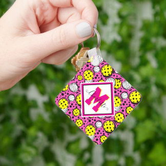 Monogramm und Name der gelben Pickleys auf rosa Schlüsselanhänger