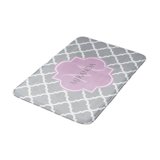 Monogramm und Name der Girly Gray Quatrefolie Badematte (Schrägansicht)