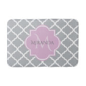 Monogramm und Name der Girly Gray Quatrefolie Badematte (Vorderseite)