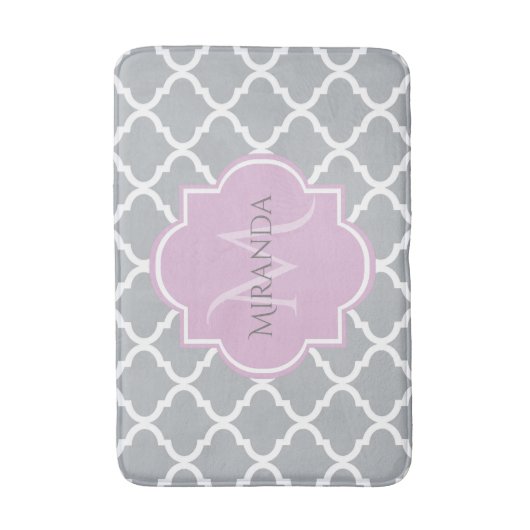 Monogramm und Name der Girly Gray Quatrefolie Badematte (Vorderseite Vertikal)