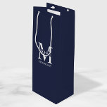 Monogramm und Name der klassischen Personalisierte Geschenktüte Für Weinflaschen<br><div class="desc">Klassische Personalisierte Trauzeugen Geschenke mit dem Monogramm,  dem Namen und dem Titel des personalisierten Trauzeugen im klassischen,  weißen Serif-Schriftart-Stil auf marinebasischem Hintergrund. Auch perfekt für Trauzeuge,  Brautvater und mehr.</div>