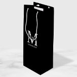 Monogramm und Name der klassischen Personalisierte Geschenktüte Für Weinflaschen<br><div class="desc">Klassische Personalisierte Trauzeugen Geschenke mit dem Monogramm,  dem Namen und dem Titel des personalisierten Trauzeugen im klassischen Serif-Schriftart-Stil auf schwarzem Hintergrund. Auch perfekt für Trauzeuge,  Brautvater und mehr.</div>