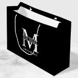 Monogramm und Name der klassischen Personalisierte Große Geschenktüte<br><div class="desc">Klassische Personalisierte Trauzeugen Geschenke mit dem Monogramm,  dem Namen und dem Titel des personalisierten Trauzeugen im klassischen Serif-Schriftart-Stil auf schwarzem Hintergrund. Auch perfekt für Trauzeuge,  Brautvater und mehr.</div>