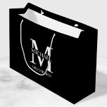 Monogramm und Name der klassischen Personalisierte Große Geschenktüte<br><div class="desc">Klassische Personalisierte Trauzeugen Geschenke mit dem Monogramm,  dem Namen und dem Titel des personalisierten Trauzeugen im klassischen Serif-Schriftart-Stil auf schwarzem Hintergrund. Auch perfekt für Trauzeuge,  Brautvater und mehr.</div>