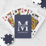 Monogramm und Name der klassischen Personalisierte Spielkarten<br><div class="desc">Klassische Personalisierte Trauzeugen Geschenke mit dem Monogramm,  dem Namen und dem Titel des personalisierten Trauzeugen im klassischen,  weißen Serif-Schriftart-Stil auf marinebasischem Hintergrund. Auch perfekt für Trauzeuge,  Brautvater und mehr.</div>