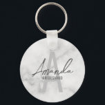 Monogramm und Name der modernen Personalisierten B Schlüsselanhänger<br><div class="desc">Moderne Personalisierte Bridesmaid's Monogram and Name Gifts Dieses Design zeichnet sich durch den personalisierten Namen einer Brautjungfrau aus, die im Stil eines grauen, modernen handgeschriebenen Schriftartes und in Monogramm in einem hellgrauen, modernen Sans Serif-Schriftart als Hintergrund steht. Hochzeitsdetails in grauem, modernem Sans Serif-Schriftart, auf weißem Marmorboden. Auch perfekt für Trauzeugin,...</div>