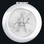 Monogramm und Name der modernen Personalisierten B Taschenspiegel<br><div class="desc">Moderne Personalisierte Bridesmaid's Monogram and Name Gifts Dieses Design zeichnet sich durch den personalisierten Namen einer Brautjungfrau aus, die im Stil eines grauen, modernen handgeschriebenen Schriftartes und in Monogramm in einem hellgrauen, modernen Sans Serif-Schriftart als Hintergrund steht. Hochzeitsdetails in grauem, modernem Sans Serif-Schriftart, auf weißem Marmorboden. Auch perfekt für Trauzeugin,...</div>