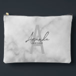 Monogramm und Name der modernen Personalisierten B Zubehörtasche<br><div class="desc">Moderne Personalisierte Bridesmaid's Monogram and Name Gifts Dieses Design zeichnet sich durch den personalisierten Namen einer Brautjungfrau aus, die im Stil eines grauen, modernen handgeschriebenen Schriftartes und in Monogramm in einem hellgrauen, modernen Sans Serif-Schriftart als Hintergrund steht. Hochzeitsdetails in grauem, modernem Sans Serif-Schriftart, auf weißem Marmorboden. Auch perfekt für Trauzeugin,...</div>