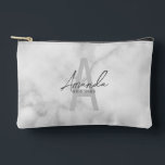 Monogramm und Name der modernen Personalisierten B Zubehörtasche<br><div class="desc">Moderne Personalisierte Bridesmaid's Monogram and Name Gifts Dieses Design zeichnet sich durch den personalisierten Namen einer Brautjungfrau aus, die im Stil eines grauen, modernen handgeschriebenen Schriftartes und in Monogramm in einem hellgrauen, modernen Sans Serif-Schriftart als Hintergrund steht. Hochzeitsdetails in grauem, modernem Sans Serif-Schriftart, auf weißem Marmorboden. Auch perfekt für Trauzeugin,...</div>
