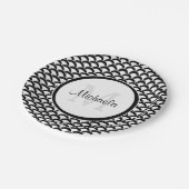 Monogramm und Name der modernen Schwarzweiß-Scallo Pappteller (Schrägansicht)