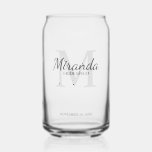 Monogramm und Name der personalisierten Bridesmaid Dosenglas<br><div class="desc">Personalisierte Bridesmaids-Geschenke zeigen personalisierten Namen von Brautjungfrau im Stil von grauen klassischen Skripten und Monogramm in hellgrau-klassischen Serif-Schriftart als Hintergrund mit Titel und Hochzeitsdatum in grau klassischen Serif-Schriftart Stil. Auch perfekt für Trauzeugin,  Blume Mädchen,  Mutter der Braut und mehr.</div>