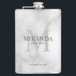 Monogramm und Name der personalisierten Bridesmaid Flachmann<br><div class="desc">Fügen Sie Ihrer Hochzeit eine persönliche Touch mit dem Monogramm und dem Namensgeschenk der personalisierten Brautjungfrau hinzu. Dieses Design zeichnet sich durch den Namen der personalisierten Brautjungfrau aus, mit dem Titel und dem Hochzeitstag in Grau und Monogramm in hellgrau als Hintergrund, im klassischen Serif-Schriftart-Stil, auf weißem Marmorboden. Auch perfekt für...</div>
