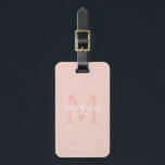 Monogramm und Name der personalisierten Bridesmaid Gepäckanhänger<br><div class="desc">Fügen Sie Ihrer Hochzeit eine persönliche Touch mit dem Monogramm und dem Namensgeschenk der personalisierten Brautjungfrau hinzu. Dieses Design zeichnet sich durch den personalisierten Namen einer Brautjungfrau aus, deren Titel und Hochzeitstermin in Weiß und Monogramm in Rosa im Hintergrund, im klassischen Serif-Schriftart-Stil, auf rot-rosa Hintergrund. Auch perfekt für Trauzeugin, Mutter...</div>