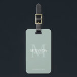 Monogramm und Name der personalisierten Bridesmaid Gepäckanhänger<br><div class="desc">Fügen Sie Ihrer Hochzeit eine persönliche Touch mit dem Monogramm und dem Namensgeschenk der personalisierten Brautjungfrau hinzu. Dieses Design zeichnet sich durch den Namen der personalisierten Brautjungfrau aus, mit dem Titel und dem Hochzeitstermin in Weiß und Monogramm in Weiß als Hintergrund, im klassischen Serif-Schriftart-Stil, auf dem grünen Weiß. Auch perfekt...</div>